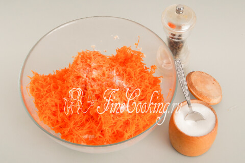 Морковные котлеты на сковороде. Шаг 6