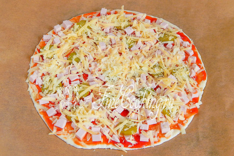 Пицца с колбасой и огурцами. Шаг 9