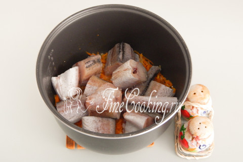 Рыба (минтай) с луком, морковью и сметаной в мультиварке. Шаг 7