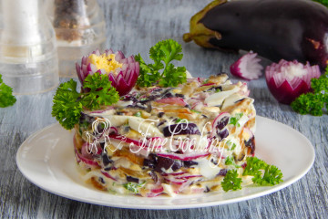 Салат с баклажанами, яйцом и маринованным луком