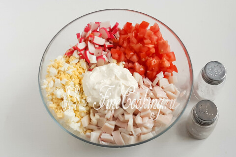 Салат с кальмарами, крабовыми палочками, помидором и яйцом. Шаг 11