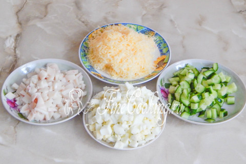 Салат с кальмарами, кукурузой и огурцом. Шаг 2