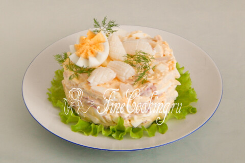 Салат с кальмарами, яйцом и сыром. Шаг 13