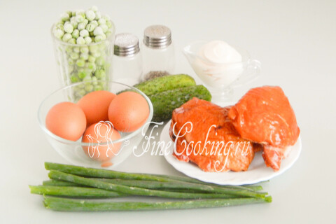 Салат с копченой курицей, горошком, огурцом и яйцами. Шаг 1