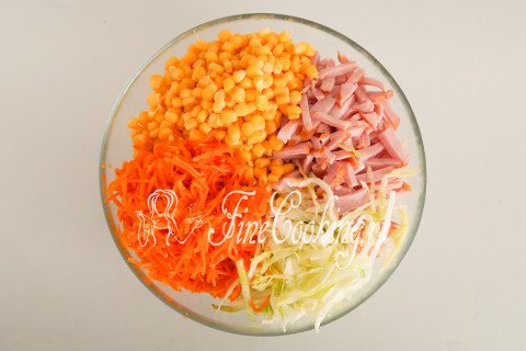 Салат с корейской морковью, кукурузой и ветчиной. Шаг 4