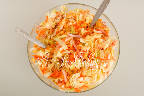 Салат с корейской морковью, кукурузой и ветчиной. Шаг 8