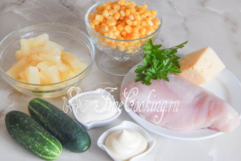 Салат с курицей, ананасами и кукурузой. Шаг 1