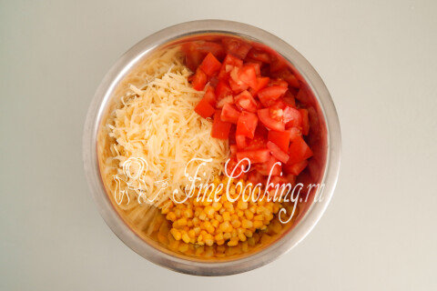 Салат с помидорами, кукурузой и сыром. Шаг 6