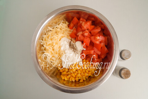 Салат с помидорами, кукурузой и сыром. Шаг 7