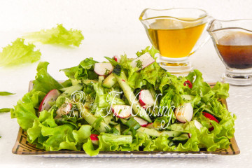 Зеленый салат с редисом