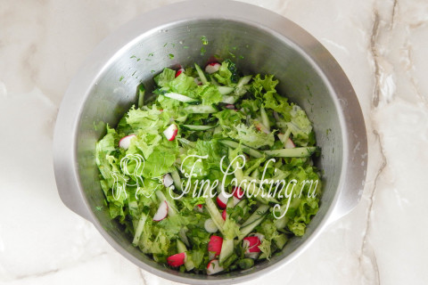 Зеленый салат с редисом. Шаг 8